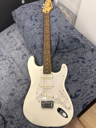 Guitarra eléctrica Squier blanco + pack completo