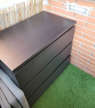 Mueble negro con cristal
