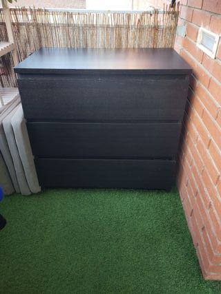 Mueble negro con cristal