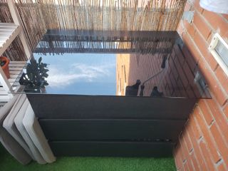 Mueble negro con cristal