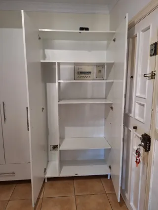 Armario blanco de madera