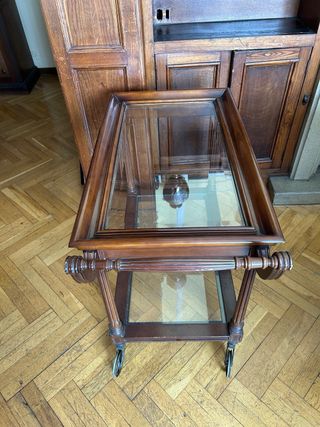 Carrito de madera antiguo con ruedas