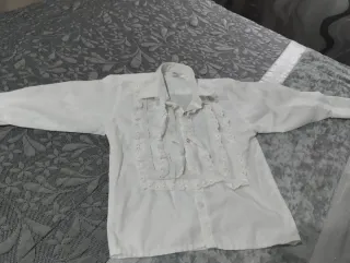 Camisa blanca con volantes