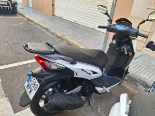 Moto Scooter SYM Blanca y Negra
