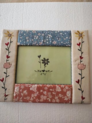 Portafoto in stoffa ricamata con fiori