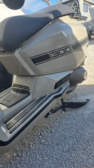 Lambretta X300 SR Beige