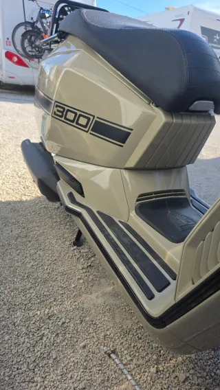 Lambretta X300 SR Beige