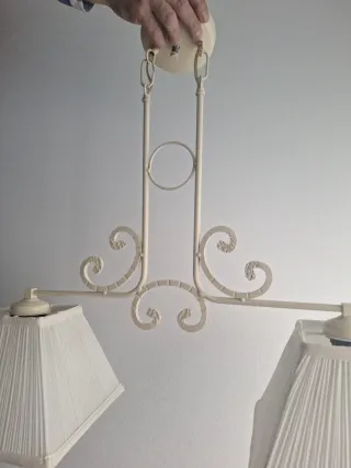 Lámpara de forja beige y blanca