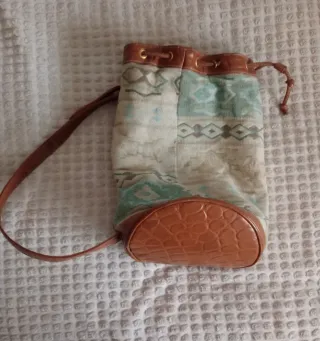 Bolso de cuero y tela estampado