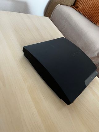 Consola PS3 Slim Negra+ 4 Juegos+2 mandos y cables