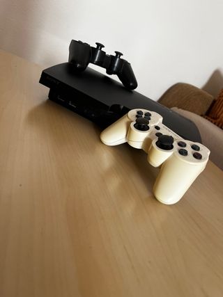 Consola PS3 Slim Negra+ 4 Juegos+2 mandos y cables