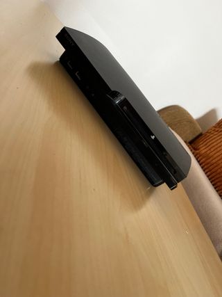 Consola PS3 Slim Negra+ 4 Juegos+2 mandos y cables