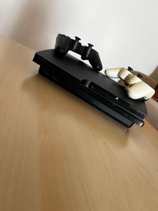 Consola PS3 Slim Negra+ 4 Juegos+2 mandos y cables