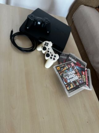 Consola PS3 Slim Negra+ 4 Juegos+2 mandos y cables
