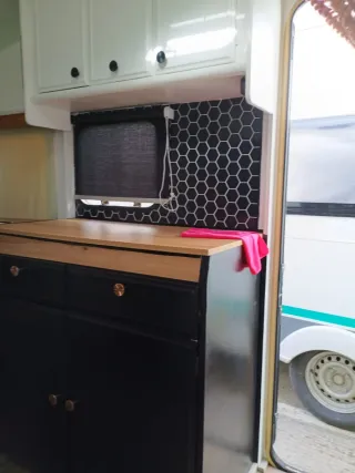 Caravana blanca y negra