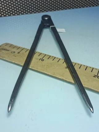 Compás antiguo forjado grande