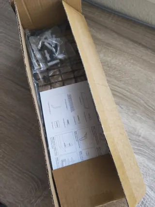 Estanterías flotantes de madera y metal