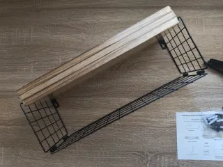 Estanterías flotantes de madera y metal