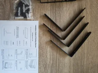 Estanterías flotantes de madera y metal