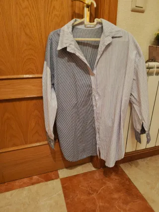 Camisa de rayas azul y blanca