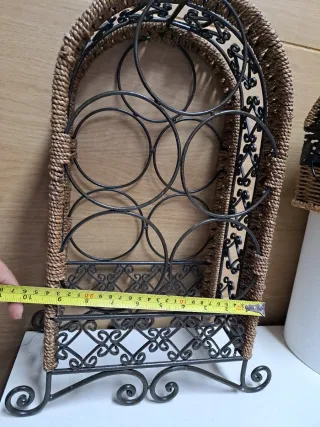 Botellero de vino de metal y mimbre