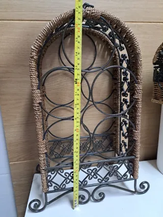 Botellero de vino de metal y mimbre