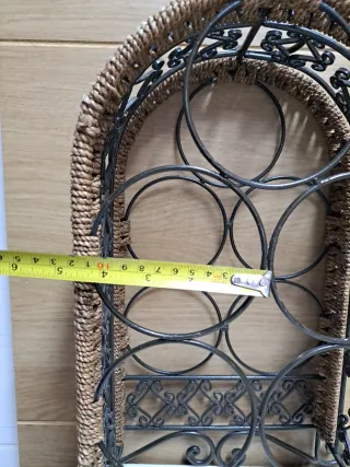 Botellero de vino de metal y mimbre