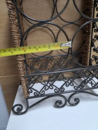 Botellero de vino de metal y mimbre