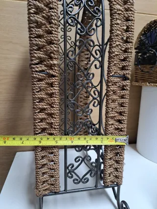 Botellero de vino de metal y mimbre