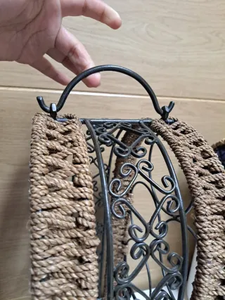 Botellero de vino de metal y mimbre