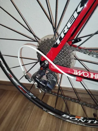 Bicicleta Carretera Trek 2.3 H2 Compact más rodill