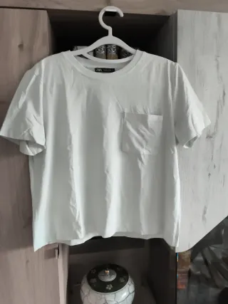 Camiseta blanca ZARA con bolsillo