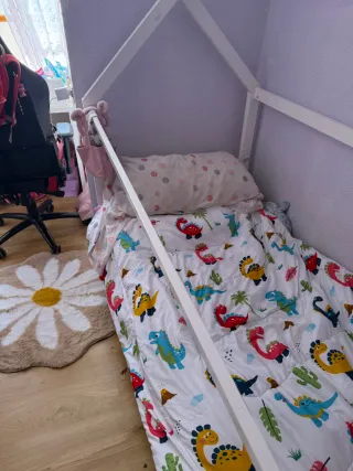 Cama infantil con diseño de casa