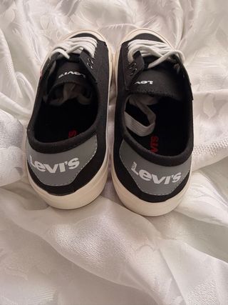 Zapatillas Levi's Negras talla 40