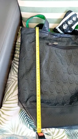 Bolso Tote Negro/Verde Troquelado Calaveras