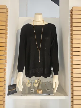 Maniquí de medio cuerpo color crema.