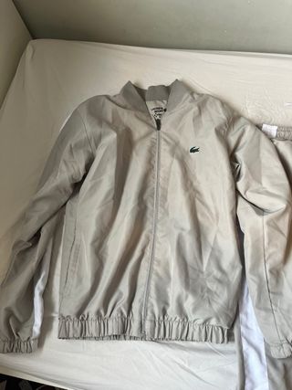 Conjunto deportivo Lacoste gris y blanco