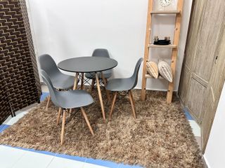 Mesa redonda y 4 sillas