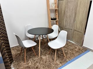 Mesa redonda y 4 sillas