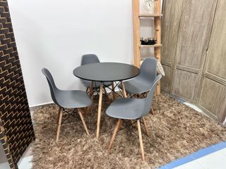 Mesa redonda y 4 sillas