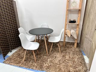 Mesa redonda y 4 sillas