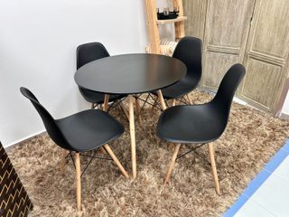 Mesa redonda y 4 sillas