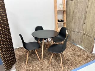 Mesa redonda y 4 sillas