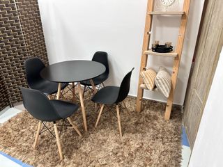 Mesa redonda y 4 sillas