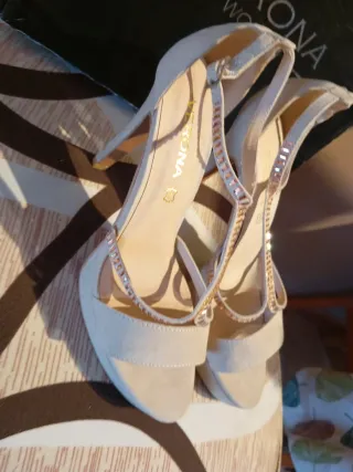 Zapatos de tacón beige y dorados