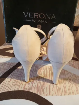 Zapatos de tacón beige y dorados