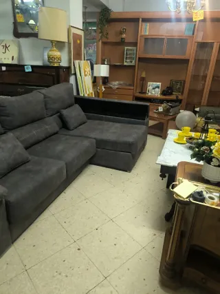 Chaiselongue gris con almacenaje