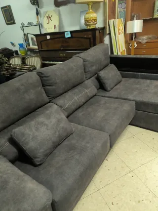 Chaiselongue gris con almacenaje