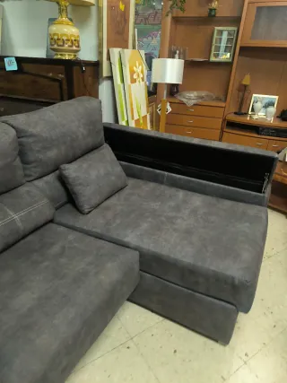 Chaiselongue gris con almacenaje