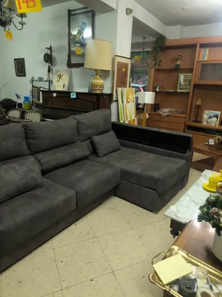 Chaiselongue gris con almacenaje